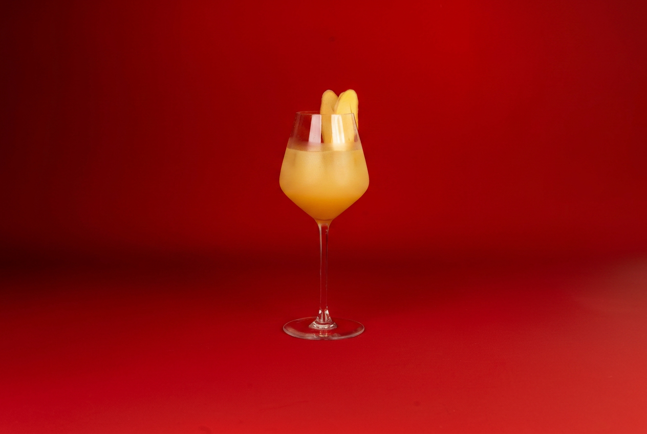 Ginger Spritz met Zenzo, mousserende wijn en ijs in een groot wijnglas