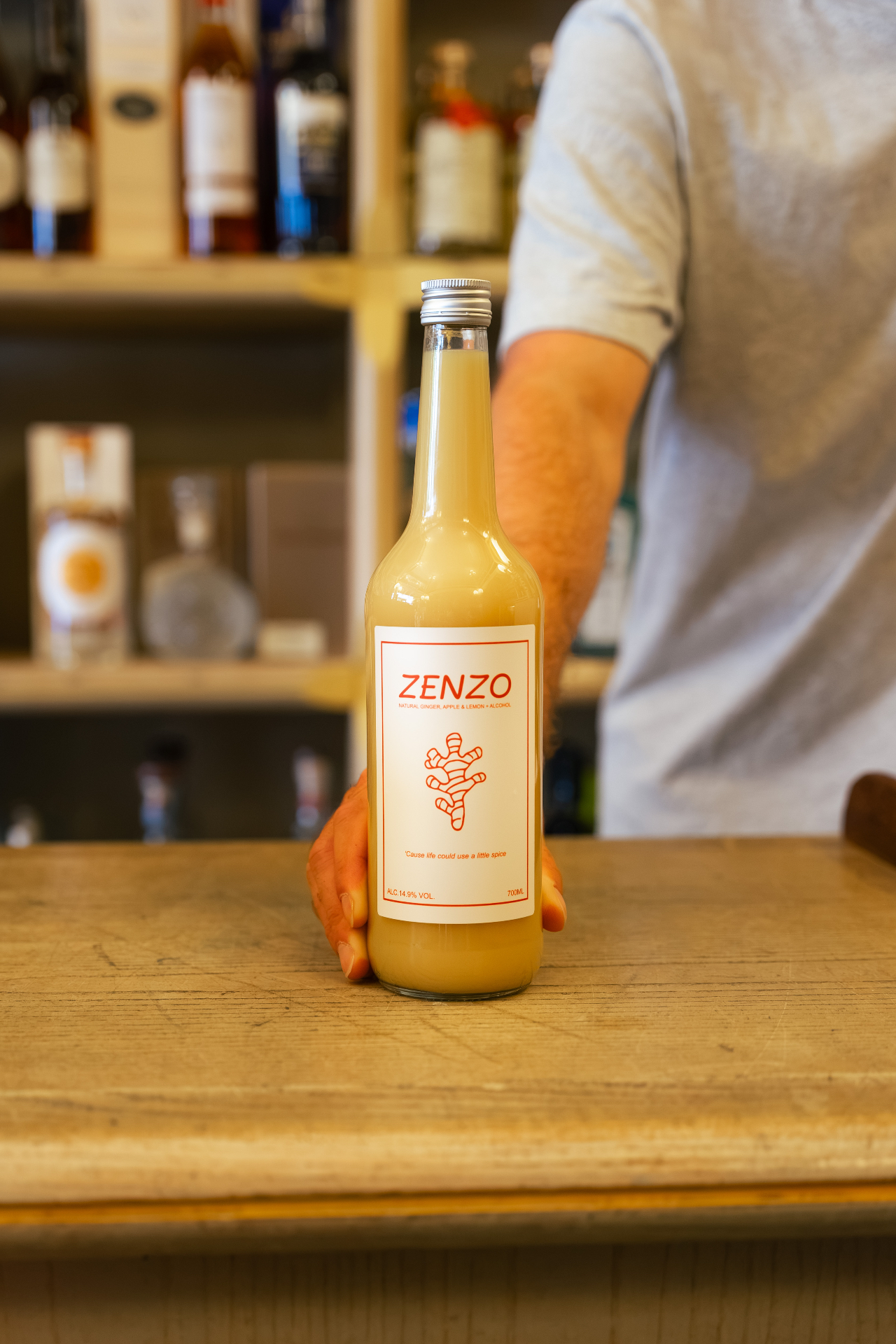 Slijterij met Zenzo fles aan de toonbank
